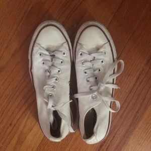 Women's white low top converse size 7